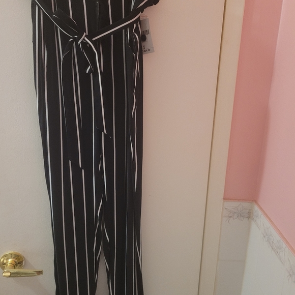 Forever 21, never worn, pants with pockets. Comfy, business cas, or dress em up. - Picture 1 of 6